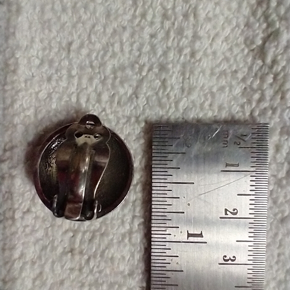 Silvertone red decorative clip earrings - Picture 3 of 4